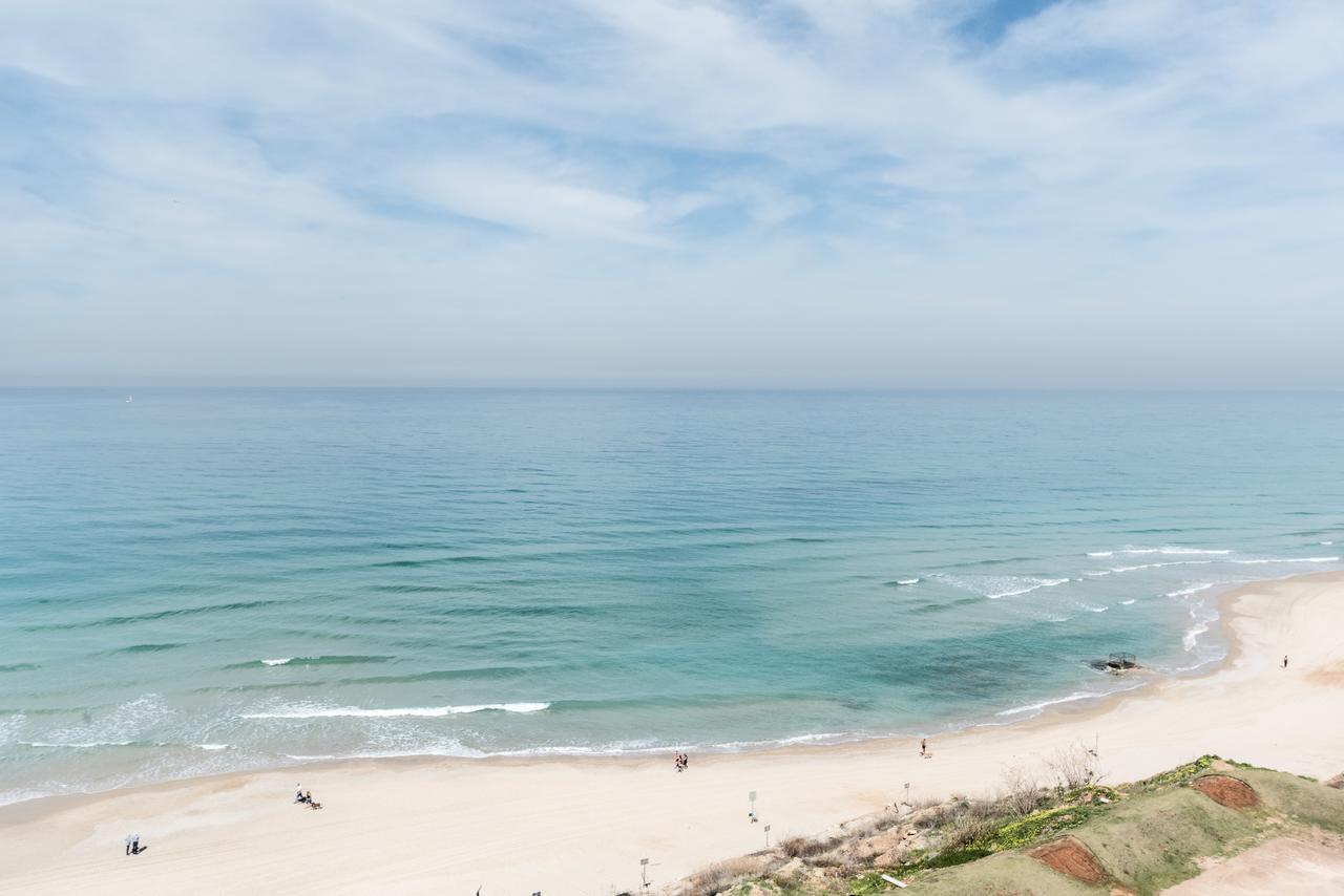 Beach Apartment- Breathtaking Views With Bomb Shelter Herzliya Exterior photo